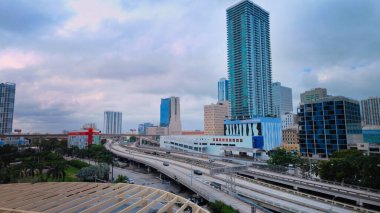 Miami Metromover 'ın rayları ve istasyonları - MIAMI, FLORIDA - 5 Kasım 2024