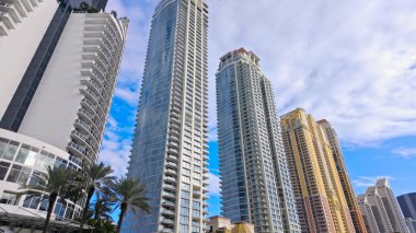 Miami Beach Florida 'daki ikonik yüksek binalar ve lüks daireler - MIAMI, FLORIDA - 5 Kasım 2024