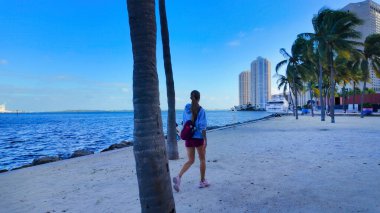 Güneşli bir günde Miami 'deki güzel Bayfront Parkı - MIAMI, FLORIDA - 5 Kasım 2024
