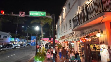 Miami Beach 'teki ünlü Espanola Yolu geceleri çok popüler - MIAMI, FLORIDA - 5 Kasım 2024
