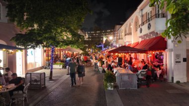 Miami Beach 'teki ünlü Espanola Yolu geceleri çok popüler - MIAMI, FLORIDA - 5 Kasım 2024
