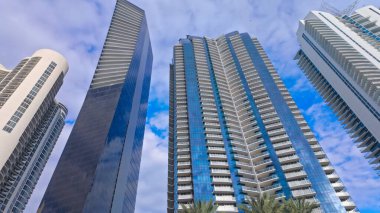 Miami Beach Florida 'daki ikonik yüksek binalar ve lüks daireler - MIAMI, FLORIDA - 5 Kasım 2024