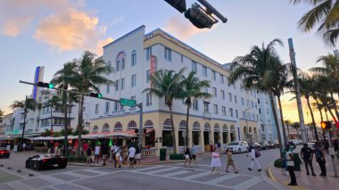 Miami Plajı 'ndaki Ocean Drive South Beach' teki Art Deco binaları - MIAMI, FLORIDA - 5 Kasım 2024