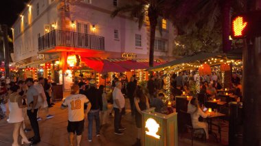 Miami Beach 'teki ünlü Espanola Yolu geceleri çok popüler - MIAMI, FLORIDA - 5 Kasım 2024
