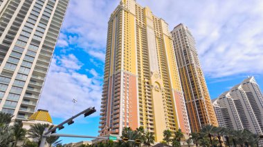 Miami Beach Florida 'daki ikonik yüksek binalar ve lüks daireler - MIAMI, FLORIDA - 5 Kasım 2024