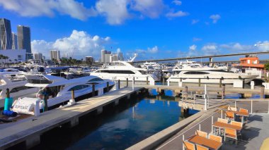 Bayside Marina ve Pier 5 Miami Florida Bayfront Park 'ta - MIAMI, FLORIDA - 5 Kasım 2024