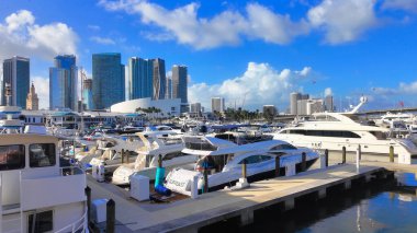 Bayside Marina ve Pier 5 Miami Florida Bayfront Park 'ta - MIAMI, FLORIDA - 5 Kasım 2024