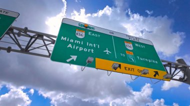 Miami Uluslararası Havalimanı 'na Yeşil Tabelalı Otoyol - KEY BATI, FLORIDA - 4 Kasım 2024