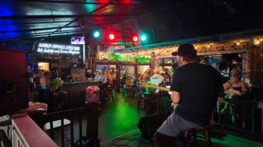 Key West Florida 'da bir açık hava barında müzisyen - Key West, FLORIDA - 4 Kasım 2024