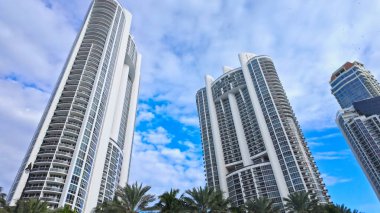 Miami Beach Florida 'daki ikonik yüksek binalar ve lüks daireler - MIAMI, FLORIDA - 5 Kasım 2024