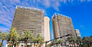 Miami Beach Florida 'daki ikonik yüksek binalar ve lüks daireler - MIAMI, FLORIDA - 5 Kasım 2024