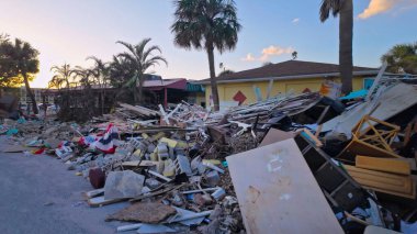 Florida 'daki bir kasırgadan sonra meydana gelen fırtına hasarı - SAINT PETERSBURG, ABD - Kasım 12024