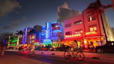 Miami Beach Florida 'da geceleyin Ocean Drive South Beach - MIAMI, FLORIDA - 5 Kasım 2024