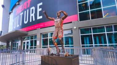 Miami Florida 'daki Kaseya Center' da bulunan Dwyane Wade heykeli - MIAMI, FLORIDA - 5 Kasım 2024
