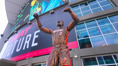 Miami Florida 'daki Kaseya Center' da bulunan Dwyane Wade heykeli - MIAMI, FLORIDA - 5 Kasım 2024