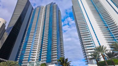 Miami Beach Florida 'daki ikonik yüksek binalar ve lüks daireler - MIAMI, FLORIDA - 5 Kasım 2024