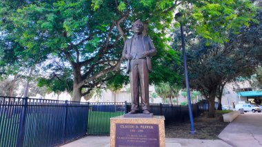 Claude Pepper Heykeli Miami Bayfront Park 'ta - MIAMI, FLORIDA - 5 Kasım 2024
