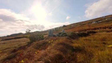 İnanılmaz İrlanda - Arranmore Adası 'ndaki İrlanda batı kıyısında alçak FPV Uçuşu - Bulutlu bir gökyüzünün altında kayalık kıyı şeridinin nefes kesici ve büyüleyici görüntüsü