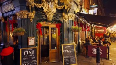 Londra 'nın Batı Ucu' ndaki Geleneksel Bar - Londra, Birleşik KINGDOM - 21 Aralık 2024