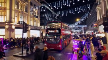 Londra Noel Zamanı - Oxford Caddesinde Noel alışverişi - LONDON, UNITED KINGDOM - 21 ARALIK 2024