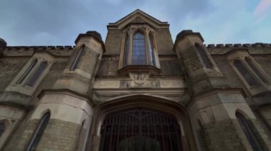 Londra Highgate Mezarlığı. Şehirdeki en eski mezarlıkların girişi. Seyahat fotoğrafçılığı.