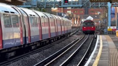Londra Metro İstasyonu Platformu - Tipik manzara - LONDON, BİRLİK KINGDOM - 20 ARALIK 2024
