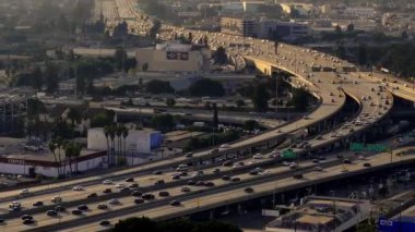 Los Angeles şehir merkezindeki otoyolda trafik - hava manzaralı - LOS ANGELES, ABD - 5 Kasım 2023