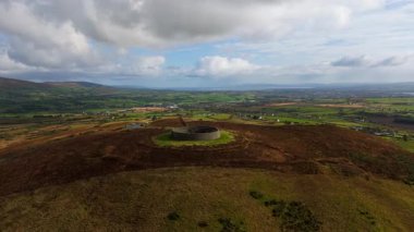 Aileach 'ın İrlanda' daki Grianan kalıntıları. Canlı yeşil bir arazide güzel bir şekilde yerleştirilmiş tarihi bir taş yapı.