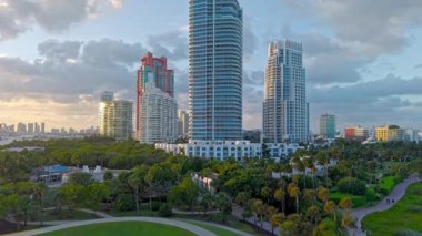 Miami Plajı 'ndaki Güney Pointe Parkı ve Güney Sahili ikonik binaları hava manzaralı -MIAMI, FLORIDA - 1 Kasım 2024