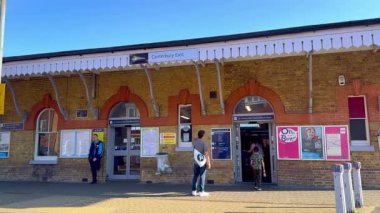 Canterbury Doğu İstasyonu Canterbury tren istasyonundaki platformlar - CanTERBURY, İngiltere Birleşik KINGDOM - 25 Mayıs 2024