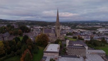Akşamları İrlanda 'nın Letterkenny kentinin hava manzarası - Gün batımında şehir manzarası dramatik bir gökyüzünün zeminine karşı canlı, renkli binalar sergiliyor