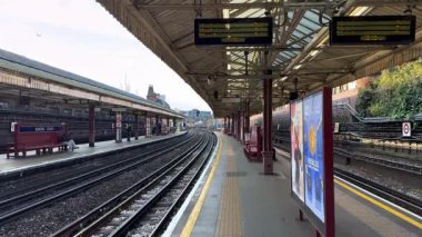 Londra Metro İstasyonu Platformu - Tipik manzara - LONDON, BİRLİK KINGDOM - 20 ARALIK 2024