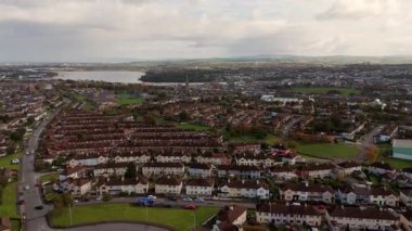 Derry şehri, nam-ı diğer Kuzey İrlanda hava manzaralı Londonderry Foyle nehrinin yukarısından güzel bir şehir güzel yaya barış köprüsüne ev sahipliği yapıyor.