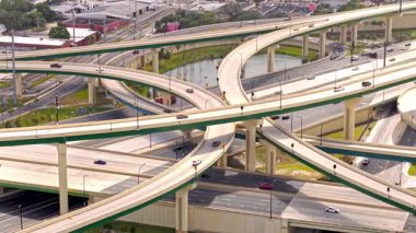 Orlando Floirida 'daki bir otoyol kavşağının karmaşıklığının havadan görünüşü