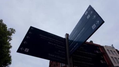 DUBLIN, IRELAND - 12 Ekim 2024 - Dublin İrlanda - Hareketli ve hayat dolu bir şehir içinde çoklu yönleri gösteren bir tabela