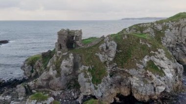 Kuzey İrlanda 'daki Kinbane Şatosu - Güzel okyanus dalgalarıyla birlikte antik kalıntılar sergilenen vahşi ve engebeli bir kıyı manzarası