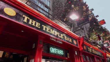 DUBLIN, IRELAND - 12 Ekim 2024 - Dublin Tapınak Bar Bölgesi - Dublinler 'in ünlü bar bölgesinin canlı ve canlı atmosferini tecrübe edin