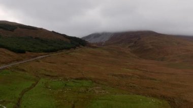 Donegal İrlanda 'daki Glenveagh Ulusal Parkı Görkemli hava manzarası yemyeşil vadileri ve renkli ve canlı bir gökyüzünün altında yuvarlanan tepeleri gösteriyor