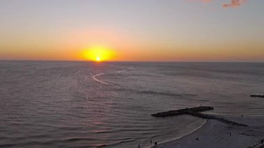 Florida hava manzaralı St Petes Plajı üzerinde gün batımı - İHA fotoğrafçılığı