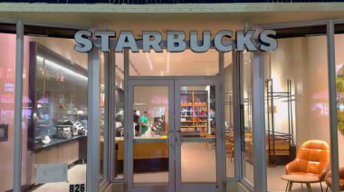 Miami Plajı 'ndaki Lincoln Caddesi Pedestrian Bölgesi' nde Starbucks - MIAMI, FLORIDA - 3 Kasım 2024