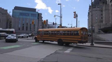 Okul otobüsü ve Ottawa Kanada Şehri - OTTAWA, Kanada Kuzey AMERİKA - 17 Nisan 2024