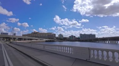 Tampa Florida Bayshore Bulvarı 'ndaki POV sürücüsü - TAMPA, FLORIDA - 1 Kasım 2024