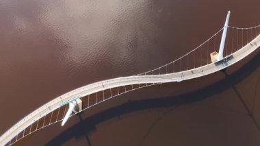 Kuzey İrlanda 'da Derry şehrindeki Foyle Nehri üzerindeki Barış Köprüsü diğer adıyla Londonderry insansız hava aracı görüntüsü