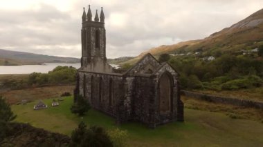 Dunlewey, Glenveigh Ulusal Parkı 'ndaki Donegal İrlanda Kilisesi' ni terk etti. Tarihsel kalıntılar, yemyeşil tepeler ve sakin manzarayla muhteşem bir zemin hazırladı.