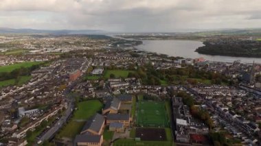 Derry şehri, nam-ı diğer Kuzey İrlanda hava manzaralı Londonderry Foyle nehrinin yukarısından güzel bir şehir güzel yaya barış köprüsüne ev sahipliği yapıyor.