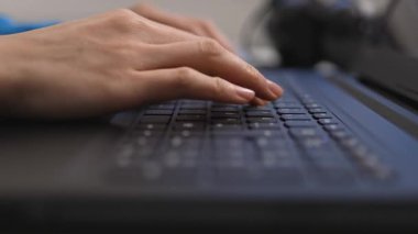 Verimliliği ve verimliliği vurgulayan, parlak bir dizüstü bilgisayarda daktilo yazan ellerin odaklanmış görüntüsü.