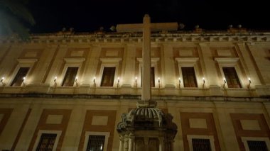 İspanya 'nın Sevilla kentindeki Hint Adaları Arşivi, geceleri muazzam bir şekilde aydınlanıyor - SEVILLE, SPAIN - 25 Mart 2025