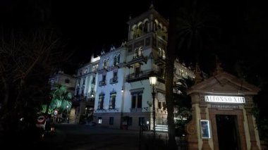 İspanya, Sevilla 'daki tarihi lüks Alfonso XIII otelinin gece manzarası - SEVILLE, İspanya - 25 Mart 2025