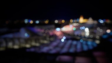 Bulanık şehir ışıkları geceleri güzel bir bokeh etkisi yaratıyor.