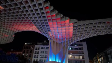 Sevilla 'daki Metropol Şemsiyesi' nin modern mimarisi geceleri kırmızı ve mavi parlıyor - SEVILLE, SPAIN - 25 Mart 2025
